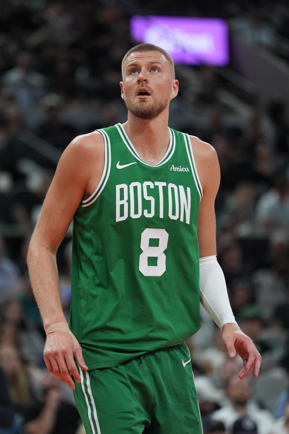 西蒙斯复出首战，波尔津吉斯状态火爆，引发争议成为焦点！